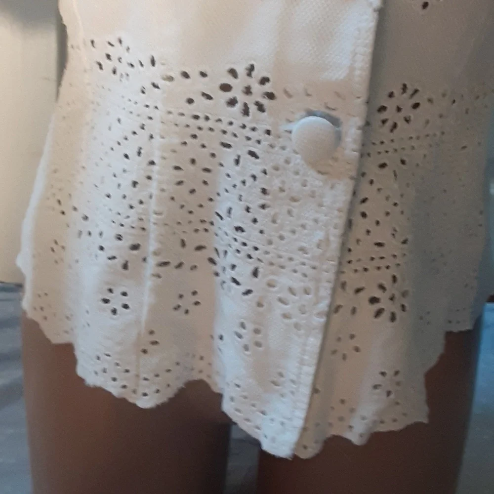 Ann Taylor White Eyelet Floral Cutout Blazer Jacket | Size 6 | Spring Chic - Picture 3 of 12